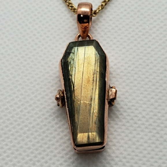 Labradorite Coffin Box pendant Necklace - Picture 5 of 16